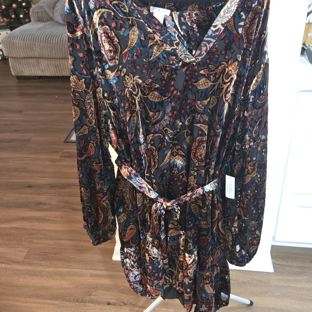 Elegant Paisley Velvet Midi Dress - Picture 7 of 7
